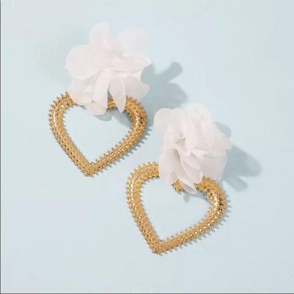 LARGE GOLD HEART WHITE FLOWER BOHEMIAN EARRINGS - Picture 2 of 3